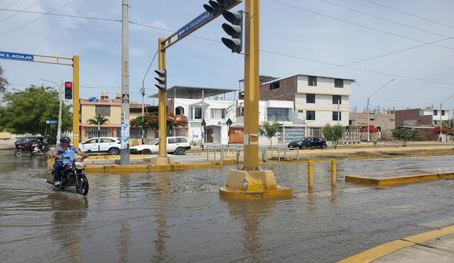 Avenida de Piura se encuentra invadida de aguas servidas. Foto: Almendra Ruesta.