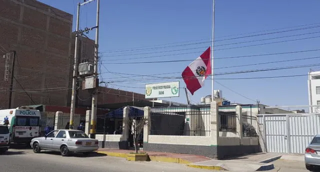 Comisarías izaron la Bandera del Perú a media asta, en señal de duelo por la muerte del coronel Luis Rivera.