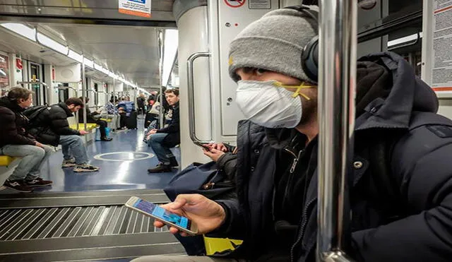 Un hombre este martes en el Metro de Milán. Italia ha sido severamente afectada en los últimos días por el coronavirus. Foto: EFE