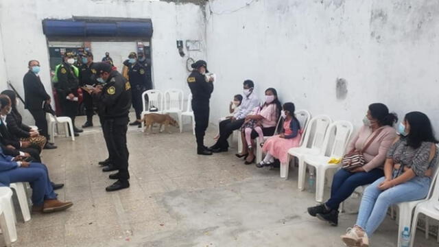 Policía Nacional intervino a más de 50 personas que participaban de matrimonio en Chimbote. Foto: Andina.