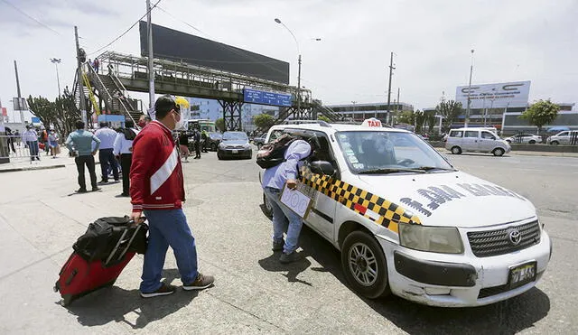 Taxistas. Esperan tener más demanda con nuevos visitantes. Foto: Flavio Matos/La República