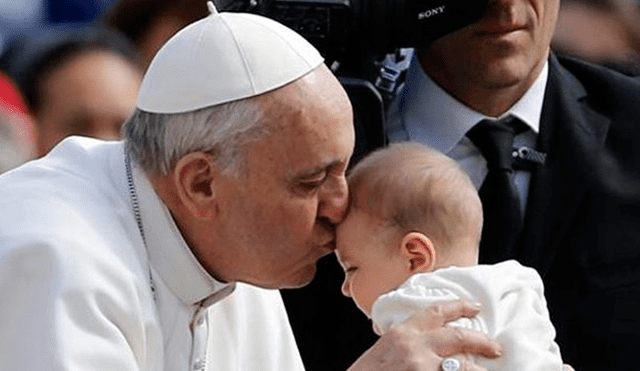 Papa Francisco dice que aborto se asemeja a prácticas nazis, pero con guante blanco