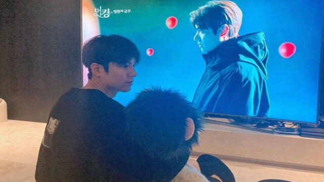 Desliza para ver más fotos de Lee Min Ho mirando el capítulo 14 de The king Eternal monarch, dorama de Netflix.