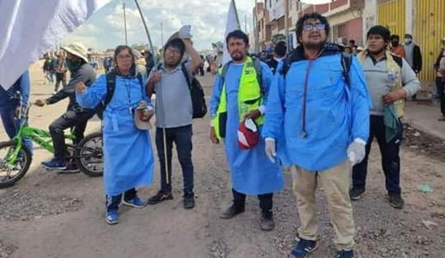 Puno. Marco Antonio Samillan junto a una brigada de médicos en las protestas ayudando a los manifestantes heridos en Juliaca. Foto: Carolina Machaca Mamani