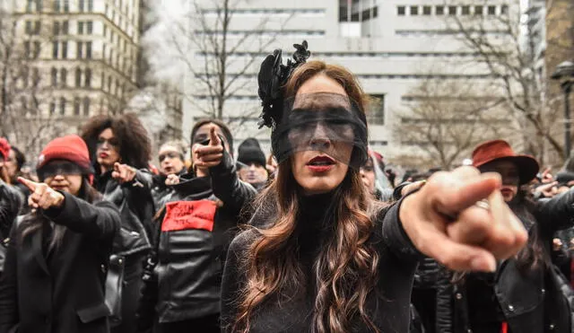 Mujeres cantan "Un violador en tu camino" frente al juzgado de Weinstein. Foto: AFP.