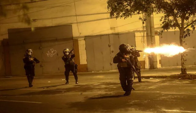 Policías se enfrentaron a manifestantes durante una protesta llevada a cabo el jueves 12 de noviembre en la Plaza San Martín. Foto: EFE