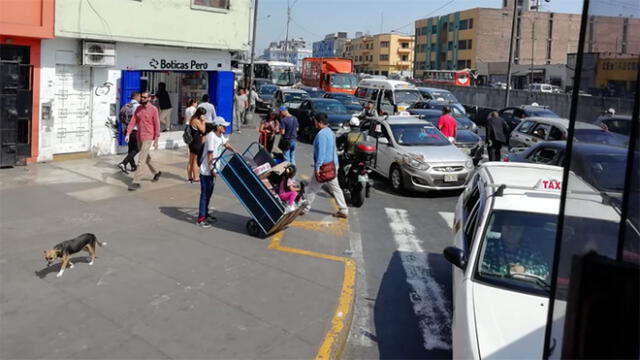Cercado de Lima: colectivos generan congestión vehicular al subir pasajeros