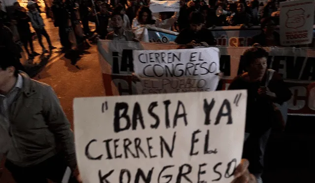 Ciudadanos marchan contra el Congreso. Foto: Aldair Mejía.