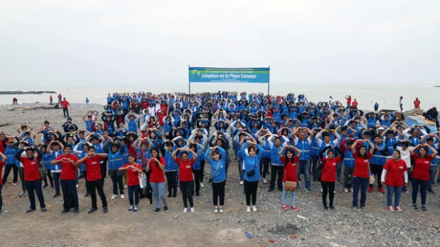 Callao: cientos de jóvenes limpian playa Carpayo
