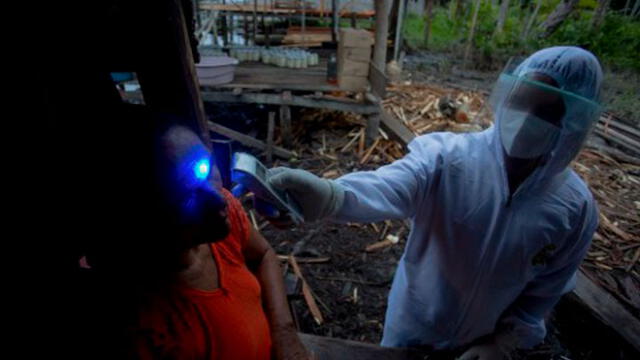 Trabajadores de la salud de la ciudad de Melgaco (Brasil) revisan a una mujer con síntomas de COVID-19 el 9 de agosto del 2020. Foto: AFP.