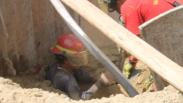Sullana: obrero quedó atrapado tras derrumbe de arena [VIDEO]
