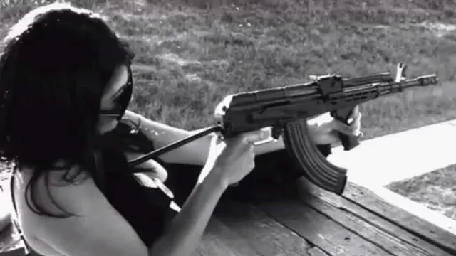 'La Emperatriz' solía tomarse fotos con armas de alto calibre. Foto: Redes sociales.