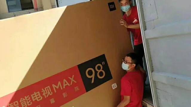 Se necesita por lo menos tres 3 técnicos y una grúa para instalar este gran televisor de Xiaomi.