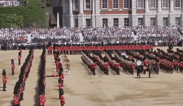 YouTube: Un guardia se desmaya en plena ceremonia por el cumpleaños de la Reina Isabel II 
