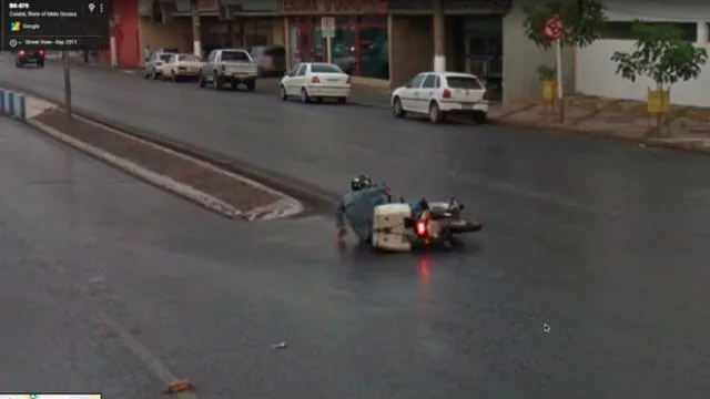 Desliza las imágenes para ver el increíble blooper que protagonizó un motociclista en una vía de Brasil. Foto: Google Maps