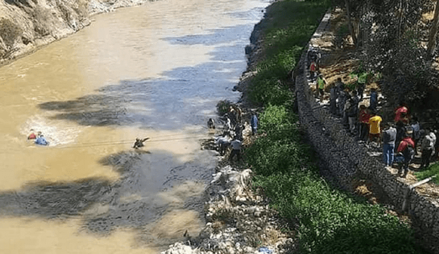 Bus interprovincial cayó a las aguas del río Mantaro, en Junín. Foto: Facebook Detrás de la Verdad Huancavelica