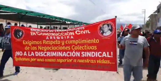 Obreros realizaron un plantón en los exteriores de la obra del penal de Socabaya.