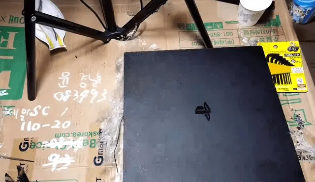 YouTube Viral: Abrió su PlayStation 4 y halló nido de cucarachas [VIDEO]