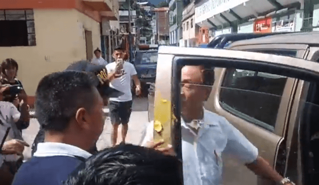Junín: lanzan huevos a alcalde de Chanchamayo, Hung Won Jung, a su salida del Poder Judicial