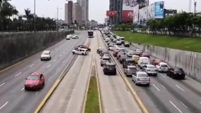 Metropolitano: autos invaden vía exclusiva para evitar congestión vehicular en Centro de Lima [VIDEO]