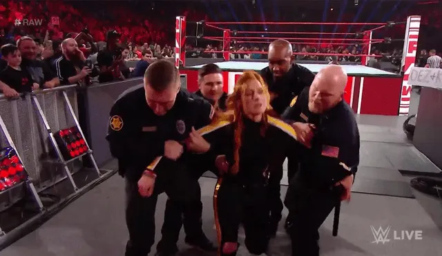 WWE: Becky Lynch apareció en Raw y atacó a Ronda Rousey [VIDEO]