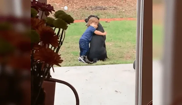 En Facebook, un pequeño se acercó a su mascota para darle un emotivo abrazo y fue descubierto por su madre.