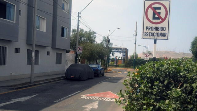 #YoDenuncio: vehículos estacionan en zona prohibida pese a advertencia