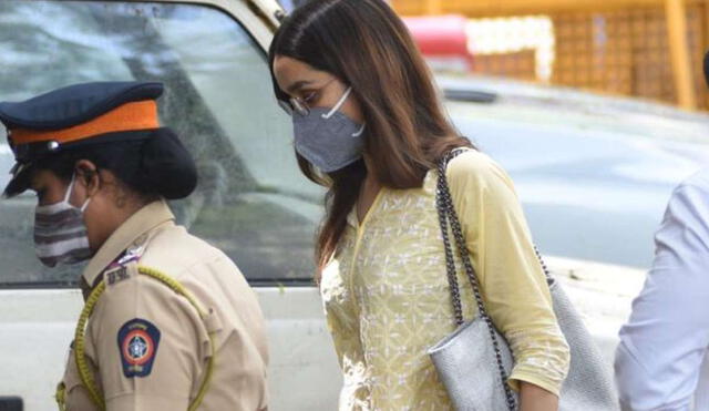 Desliza para ver más fotografías sobre la llegada de Deepika Padukone y Shraddha Kapoor a su interrogatorio. Foto: AFP
