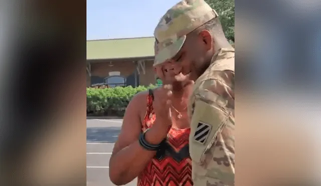 En Facebook se viralizó el emotivo encuentro entre una madre y su hijo militar.