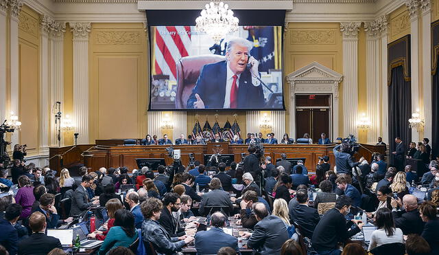 Acusación legislativa. Los diputados observan el video con las acusaciones a Trump. Foto: difusión