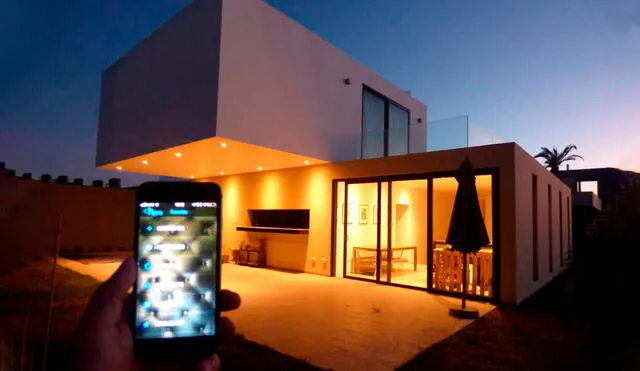 Conoce las ventajas de implementar un sistema de automatización para controlar tu casa desde tu celular. Foto: Smart House Perú.