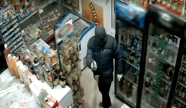 YouTube viral: dueña encuentra a ladrón dentro de su tienda y lo corretea con una escoba [VIDEO]