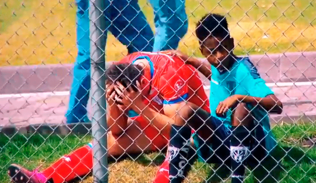 El gesto de niño con futbolista expulsado en el Universidad Católica vs. Sporting Cristal.