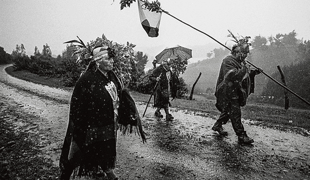 1. Rituales. Indígenas mapuches en tránsito hacia su fiesta.