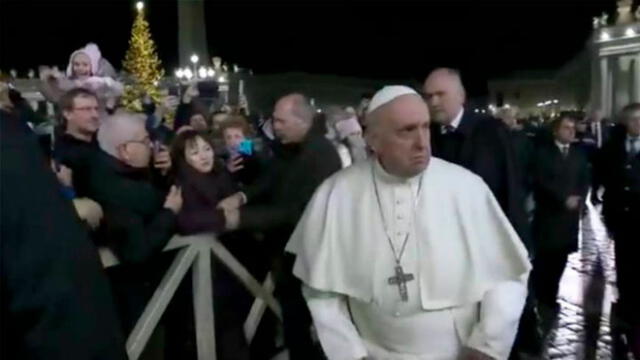 Papa Francisco reprendió a mujer que lo agarró violentamente durante paseo en plaza San Pedro. Foto: Captura