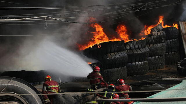 Incendio en Comas: retiran llantas quemadas en almacén