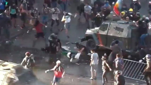 La escena se efectuó durante otra jornada de protestas en Chile. Foto: captura de pantalla