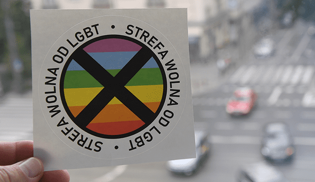 Acusan a revista de Polonia de repartir stickers con mensaje homofóbicos
