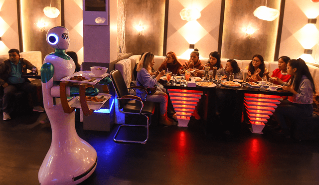 Los curiosos 'robots meseros' de un restaurante de Nepal [FOTOS]