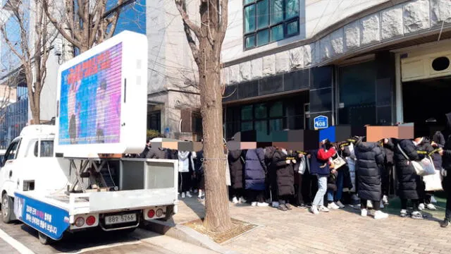 Como parte del proyecto, los fans colocaron pantallas y anuncios en vehículos proyectando su mensaje.
