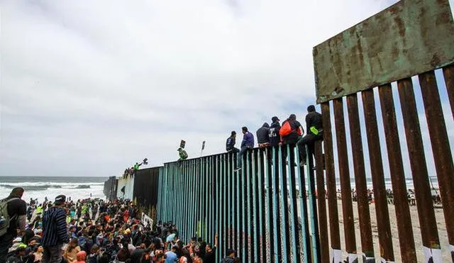 Cientos de inmigrantes se congregan en el muro fronterizo con los Estados Unidos el domingo 29 de abril de 2018, del lado de Tijuana (México). EFE