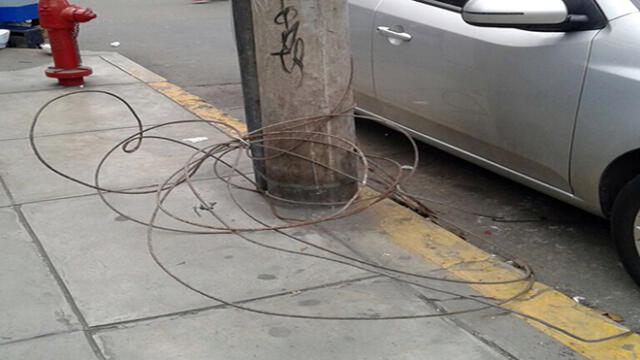Vecinos piden retiro de cables desprendidos