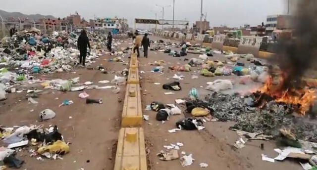 Vecinos de Juliaca bloquearon vía de salida a Cusco con basura acumulada.