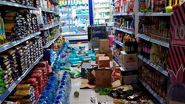 Productos y víveres en los supermecardos se derrumbaron por el fuerte terremoto. Foto: Yeniakit