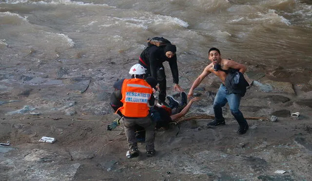 El hombre cayó al río desde un puente tras un forcejeo con las Fuerzas Especiales de Carabineros, quienes intentaban dispersar una protesta en la Plaza Italia de Santiago. Foto: EFE