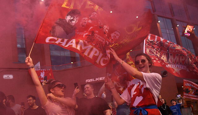 Los hinchas del Liverpool celebraron con pancartas alusivas al técnico Jurgen Klopp y a los jugadores. Foto: AFP.