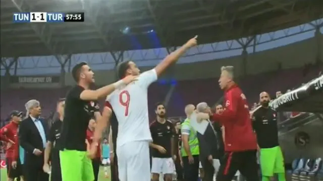 Jugador turco sale de la cancha para agredir a aficionado de Túnez [VIDEO]