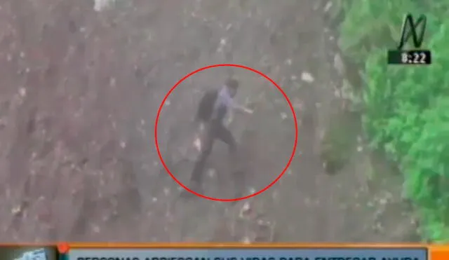 Huaral: Arriesgada maniobra de hombre que cruza un cerro ante bloqueo de vías [VIDEO]