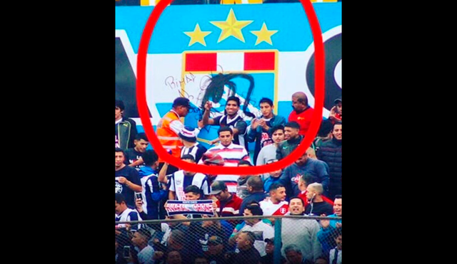 Hinchas de Alianza Lima causan indignación por manchar escudo de Sporting Cristal [FOTOS]
