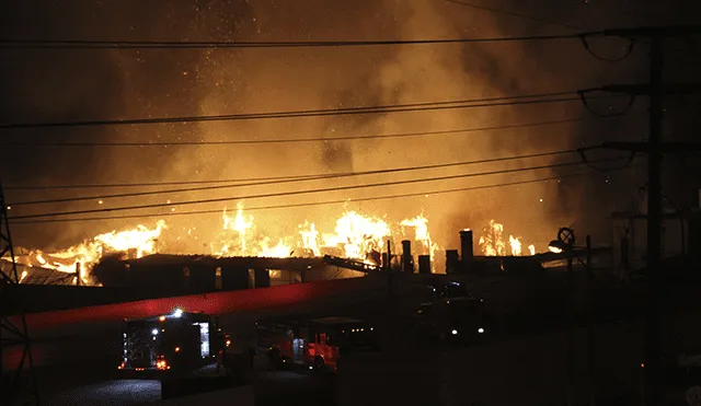 Chosica: Voraz incendio consume fábrica de papel y moviliza 27 unidades de los bomberos [VIDEO]